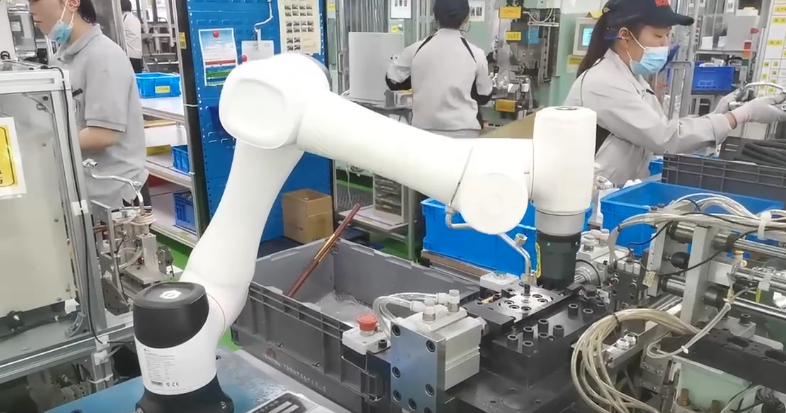 越疆機器人,越疆機器人應用案例,焊接機器人,裝配機器人,越疆協(xié)作機器人、油管接頭裝配