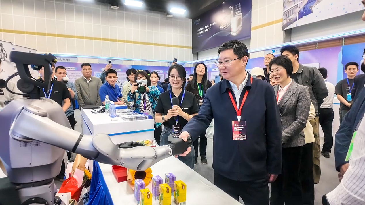 騰訊,騰訊云,教育科技,云端大模型,全球500強企業,多模態AI,遠程交互,機器人終端,智能制造越疆協作機械臂,協作機器人,協作機器人應用,越疆機器人,具身智能,人形機器人,Atom-智能控制優秀獎！全球首款「靈巧操作+直膝行走」機器人Atom亮相具身智能運動會