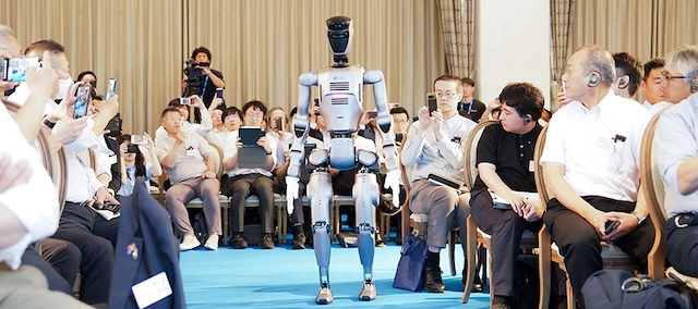 騰訊,騰訊云,教育科技,云端大模型,全球500強企業,多模態AI,遠程交互,機器人終端,智能制造越疆協作機械臂,協作機器人,協作機器人應用,越疆機器人,具身智能,人形機器人,Atom-越疆科技于日本名古屋首發新品，人形機器人全球量產交付
